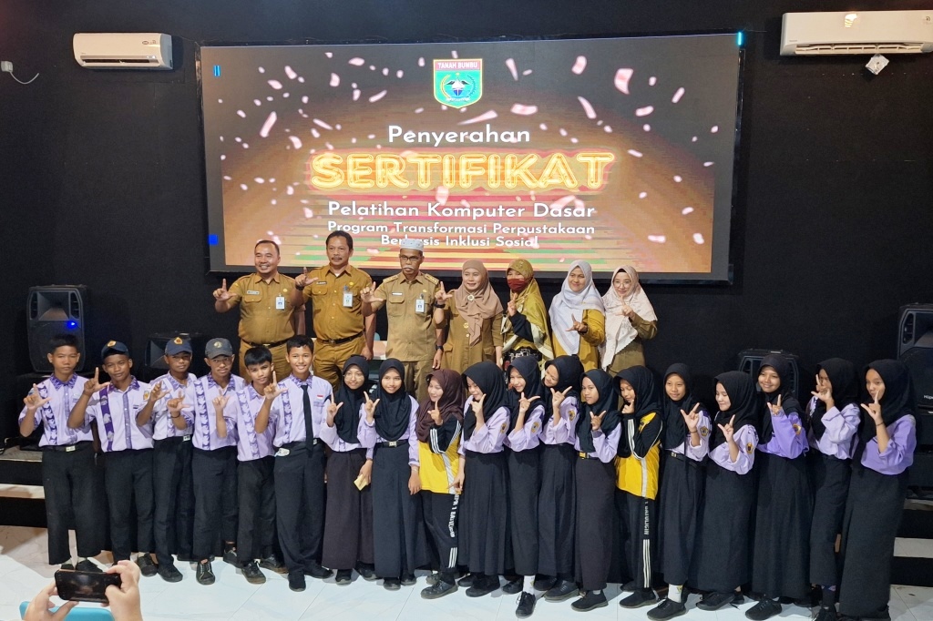 Penyerahan sertifikat Pelatihan Komputer Dasar dalam rangka Program Transformasi Perpustakaan Berbasis Inklusi Sosial
